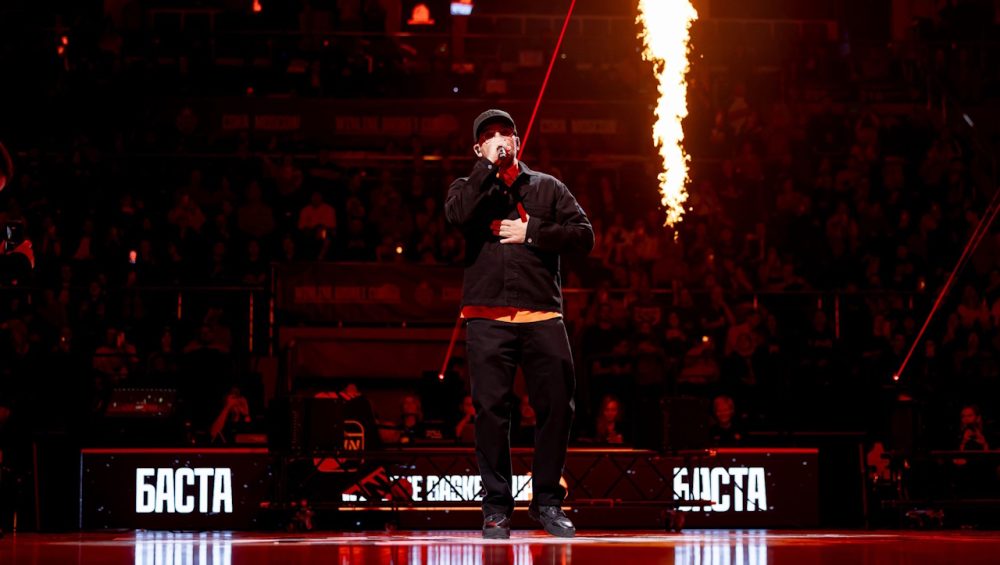 Звезды на сцене и на площадке, победа «Меги». Фотогалерея матча в Москве