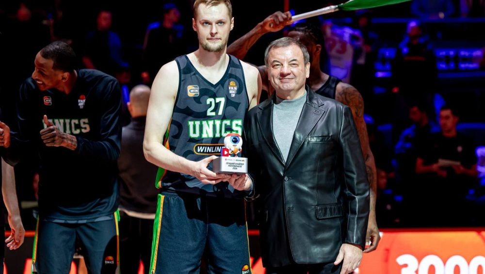 Andrey Lopatin receives award from VK Video