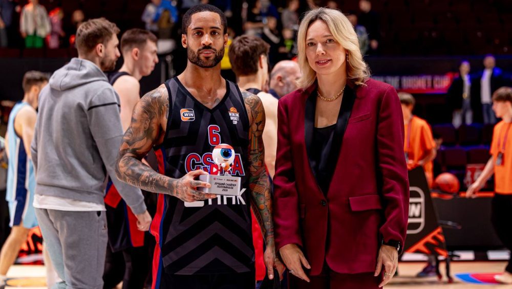 Melo Trimble recieves award from VK Видео