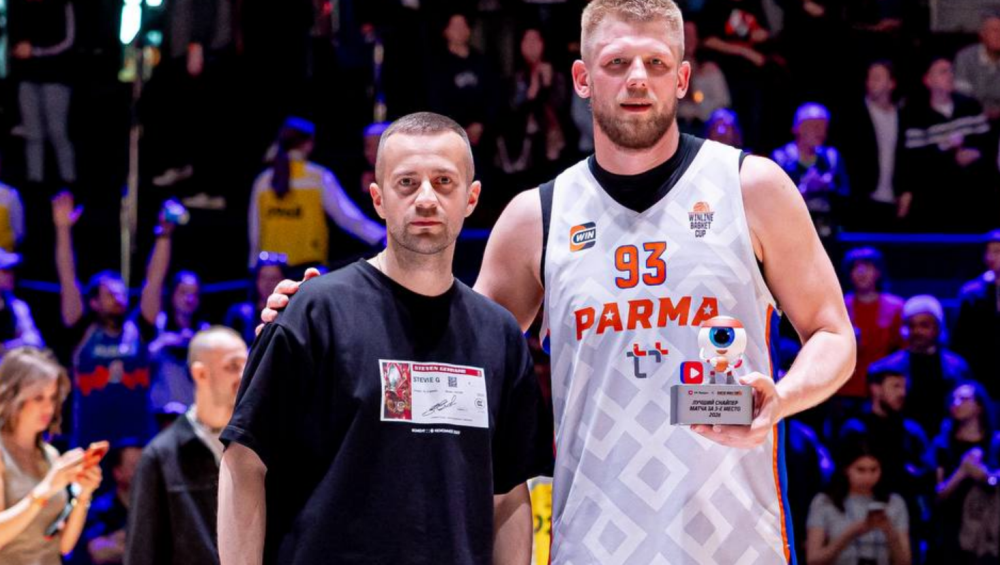 Aleksandr Zakharov receives award from VK Video